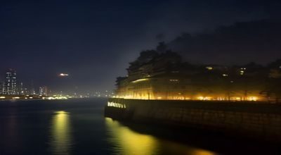 香港铜锣湾电影院夜景，霓虹灯光下的城市影院入口，展示香港三级电影分级制度的文化背景